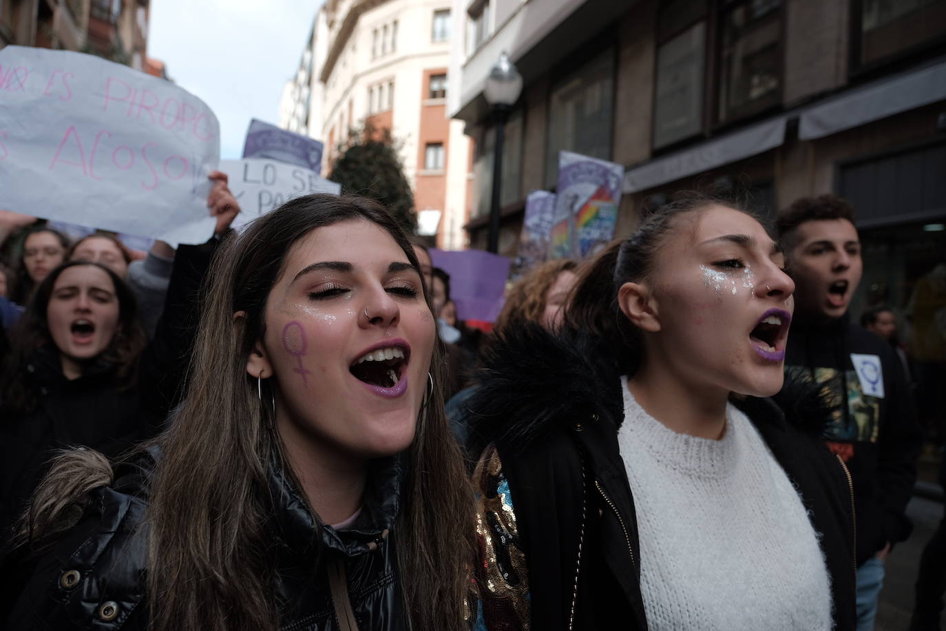 Alumnos de institutos y universidades de la región se concentran con motivo del 8-M en contra del pin parental y por el cese de la violencia que ya se ha cobrado la vida de 22 mujeres en lo que va de año