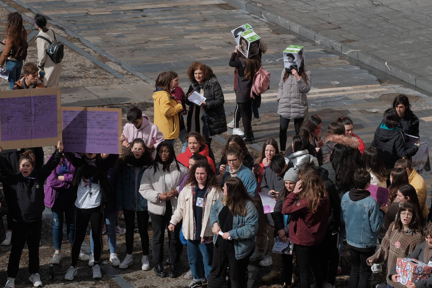 Alumnos de institutos y universidades de la región exigen en las calles el cese de la violencia machista que ya se ha cobrado la vida de 22 mujeres en lo que va de año