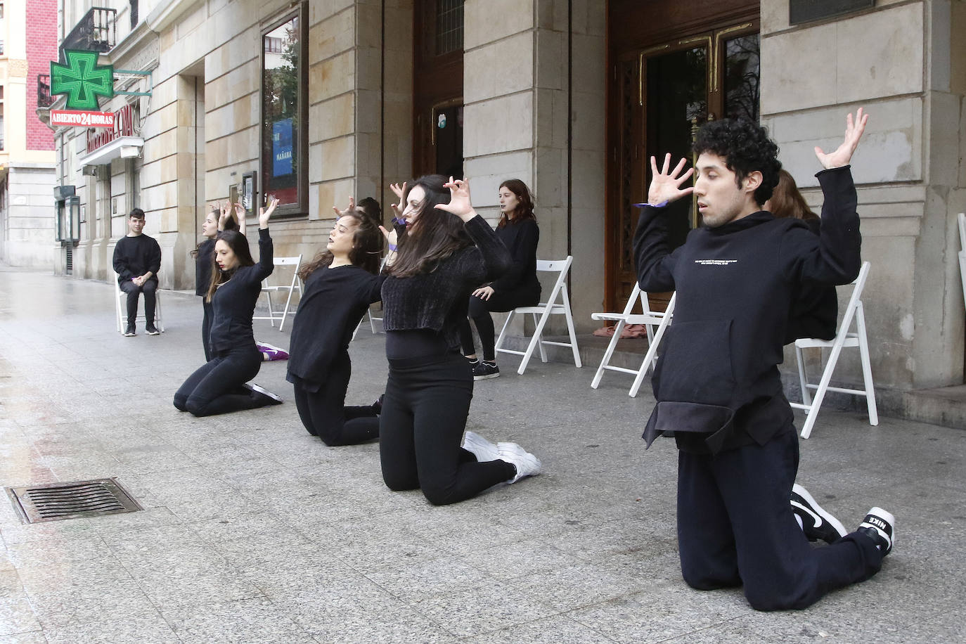 Alumnos de la Escuela Superior de Arte Dramático realizan a las puertas del Jovellanos una coreografía reivindicativa con motivo del 8M