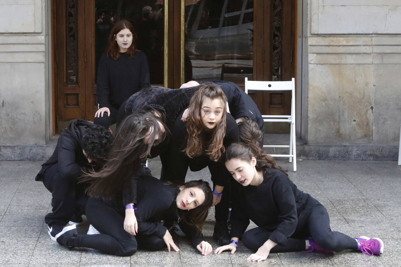 Alumnos de la Escuela Superior de Arte Dramático realizan a las puertas del Jovellanos una coreografía reivindicativa con motivo del 8M