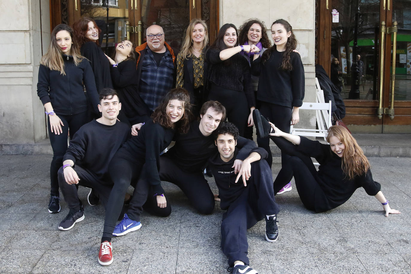 Alumnos de la Escuela Superior de Arte Dramático realizan a las puertas del Jovellanos una coreografía reivindicativa con motivo del 8M