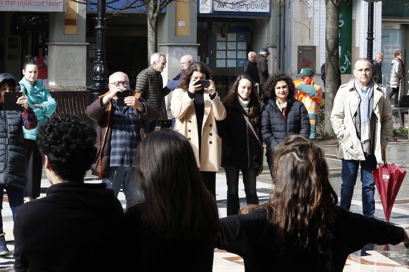 Alumnos de la Escuela Superior de Arte Dramático realizan a las puertas del Jovellanos una coreografía reivindicativa con motivo del 8M