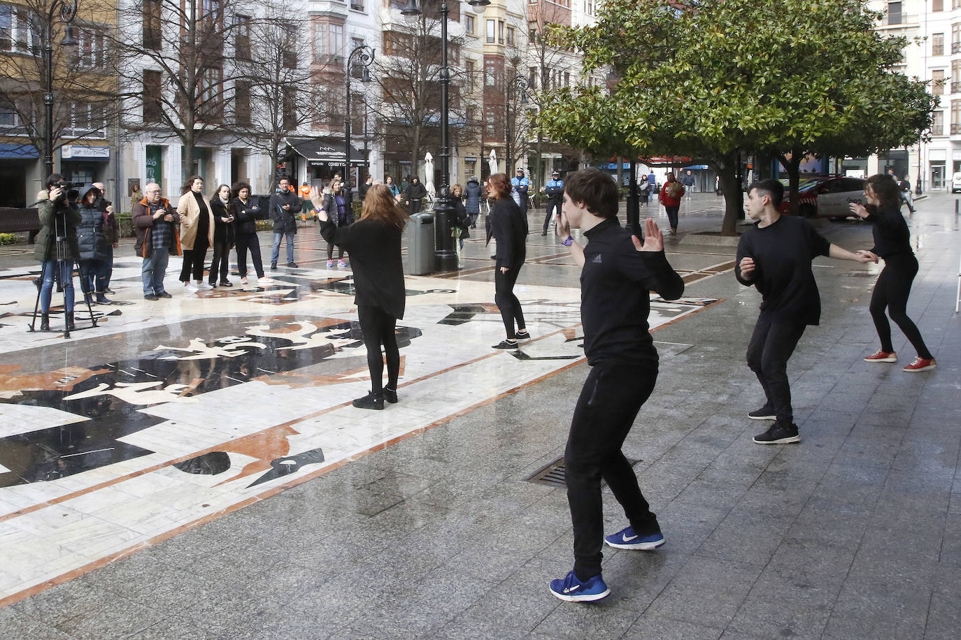 Alumnos de la Escuela Superior de Arte Dramático realizan a las puertas del Jovellanos una coreografía reivindicativa con motivo del 8M