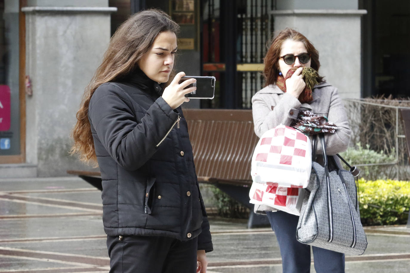 Alumnos de la Escuela Superior de Arte Dramático realizan a las puertas del Jovellanos una coreografía reivindicativa con motivo del 8M