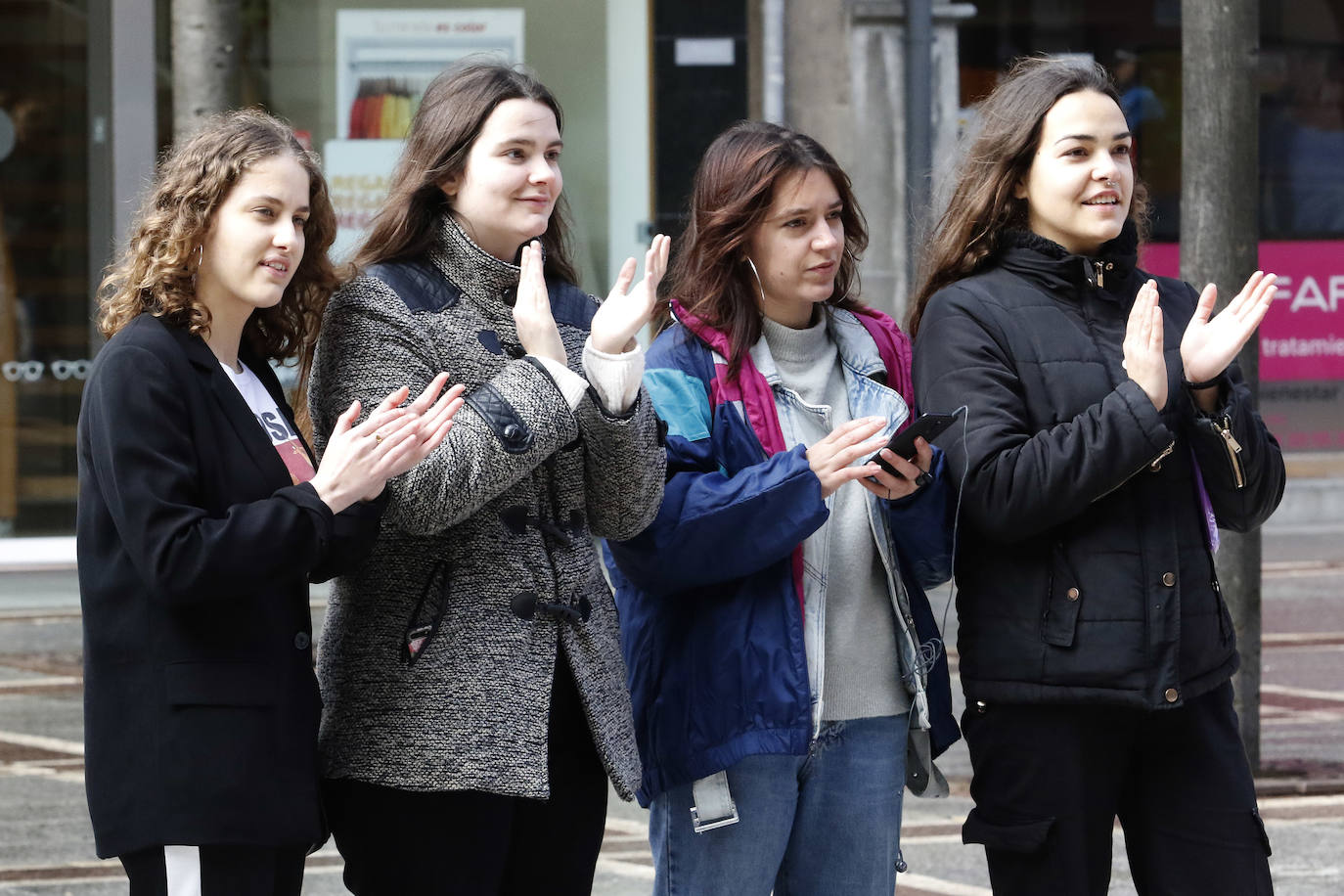 Alumnos de la Escuela Superior de Arte Dramático realizan a las puertas del Jovellanos una coreografía reivindicativa con motivo del 8M