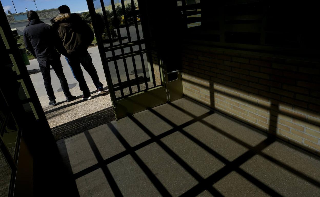 Los internos R., en prisión preventiva, y A., condenado por hurto, en la puerta de la Biblioteca del complejo penitenciario.