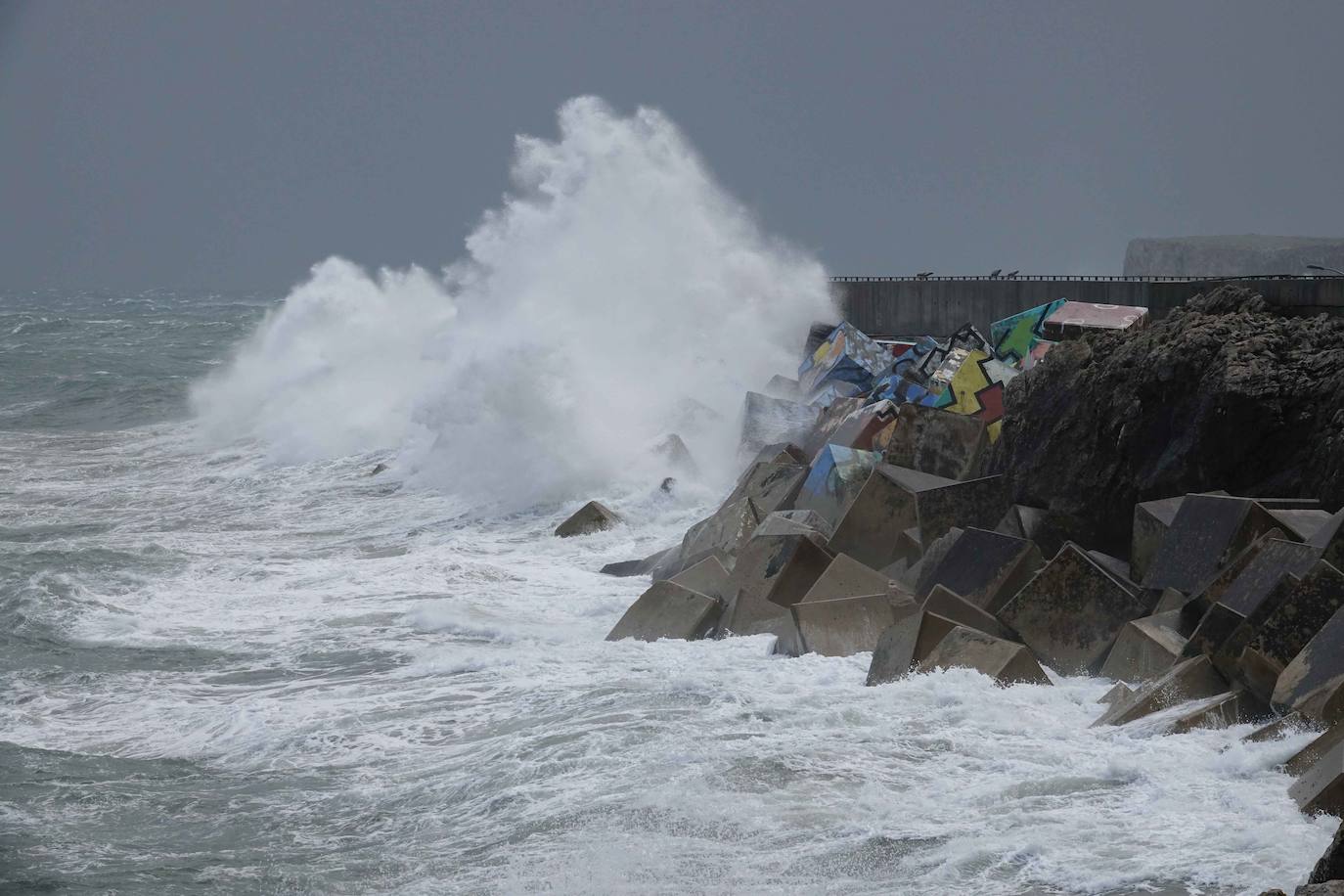 Cuando faltan días para la llegada de la primavera, Asturias vive jornadas de pleno invierno en las que la nieve, el granizo y fuertes vientos, que incluso han derribado árboles.