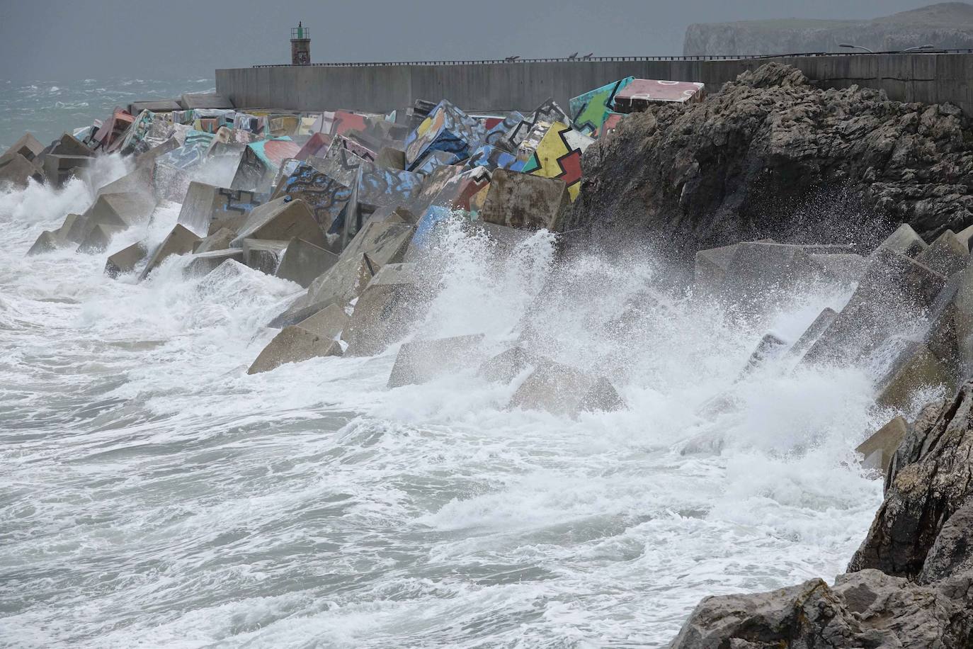 Cuando faltan días para la llegada de la primavera, Asturias vive jornadas de pleno invierno en las que la nieve, el granizo y fuertes vientos, que incluso han derribado árboles.
