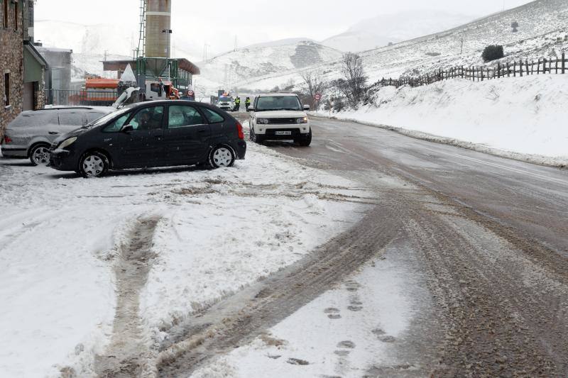 Cuando faltan días para la llegada de la primavera, Asturias vive jornadas de pleno invierno en las que la nieve, el granizo y fuertes vientos, que incluso han derribado árboles.