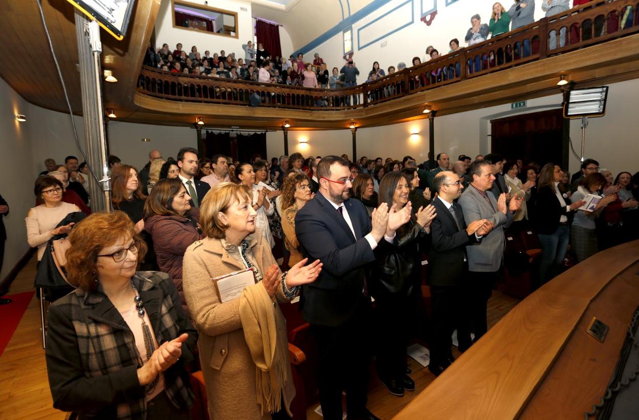 Rosa Rodríguez, Delia Losa, Adrián Barbón, Nuria Varela, José Víctor Rodríguez y Marcelino Marcos Líndez aplauden la actuación musical. 