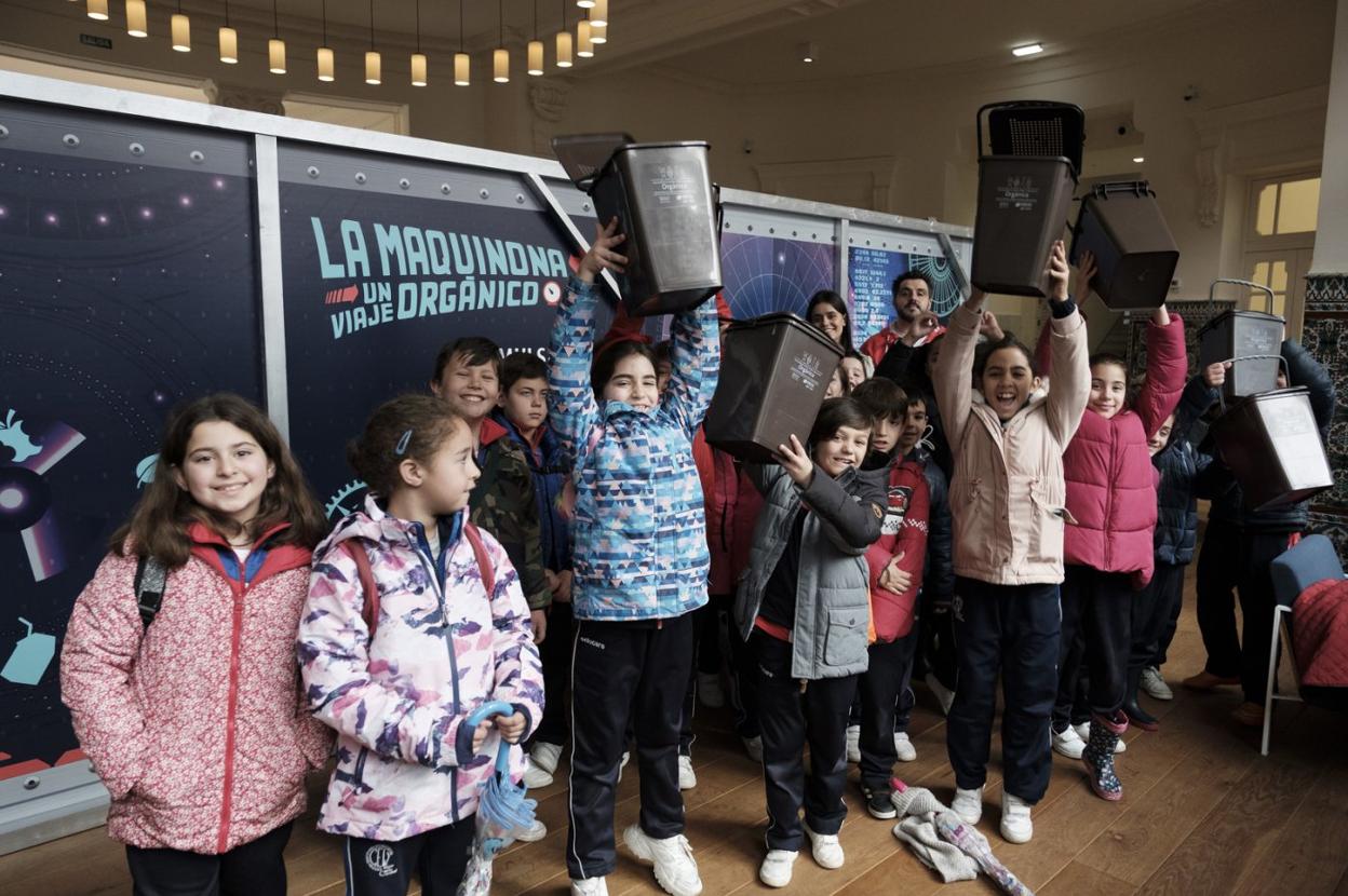 Escolares, ante el juego de escape en la Escuela de Comercio. 