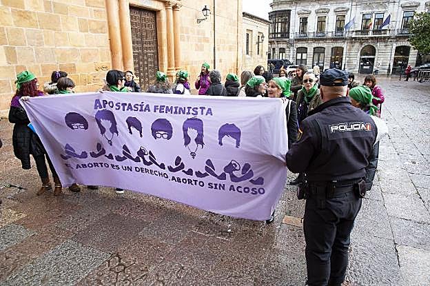 8-M | Un grupo de feministas pide apostatar