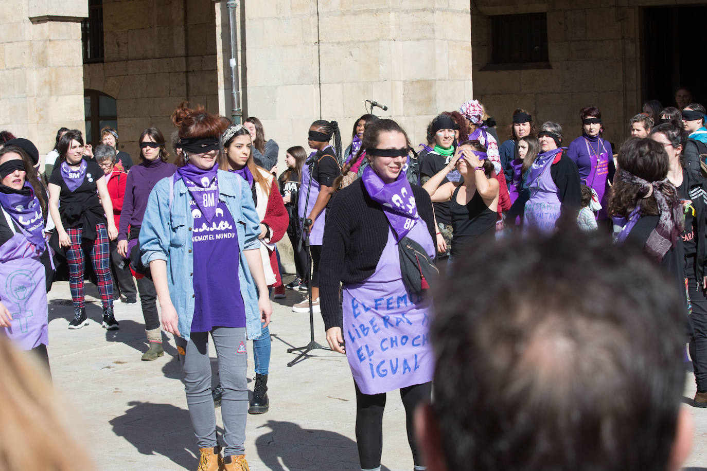 Cientos de personas han salido a las calles de Avilés este 8M para reivindicar la igualdad de derechos entre hombres y mujeres. Castrillón también ha celebrado una concentración feminista este domingo para conmemorar el Día Internacional de la Mujer. 
