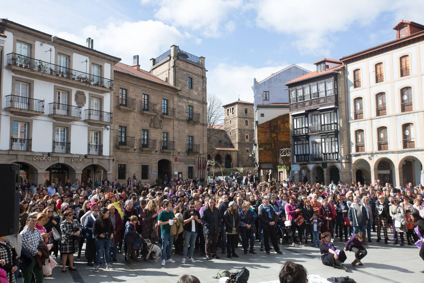 Cientos de personas han salido a las calles de Avilés este 8M para reivindicar la igualdad de derechos entre hombres y mujeres. Castrillón también ha celebrado una concentración feminista este domingo para conmemorar el Día Internacional de la Mujer. 