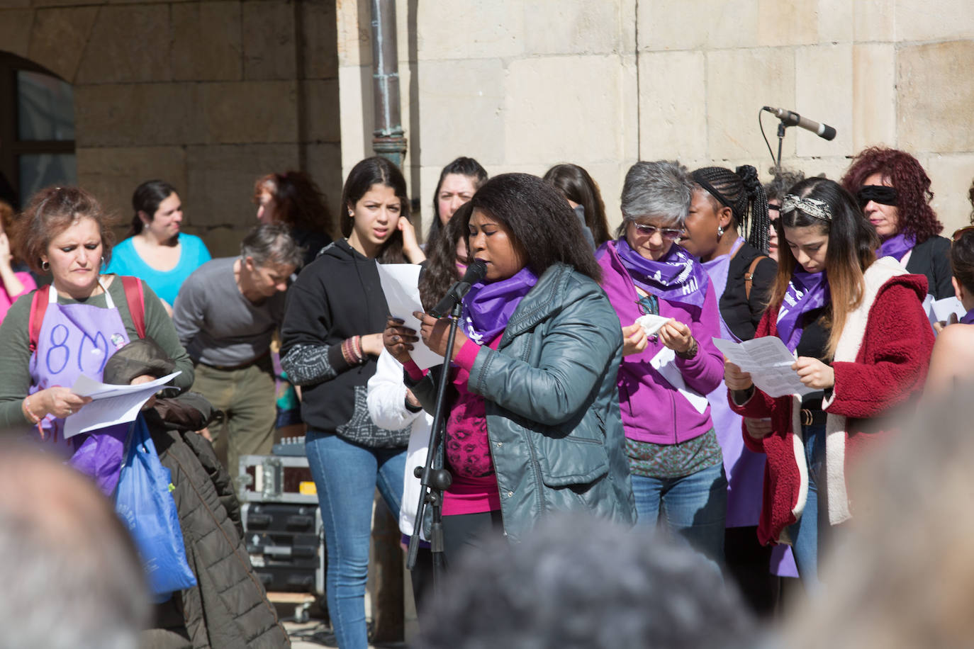 Cientos de personas han salido a las calles de Avilés este 8M para reivindicar la igualdad de derechos entre hombres y mujeres. Castrillón también ha celebrado una concentración feminista este domingo para conmemorar el Día Internacional de la Mujer. 