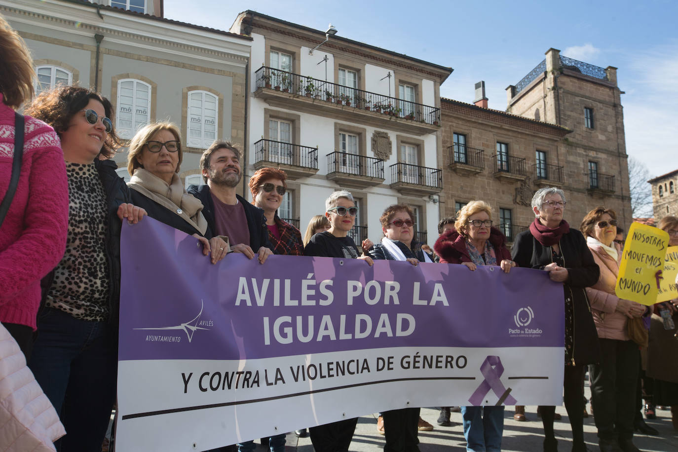 Cientos de personas han salido a las calles de Avilés este 8M para reivindicar la igualdad de derechos entre hombres y mujeres. Castrillón también ha celebrado una concentración feminista este domingo para conmemorar el Día Internacional de la Mujer. 