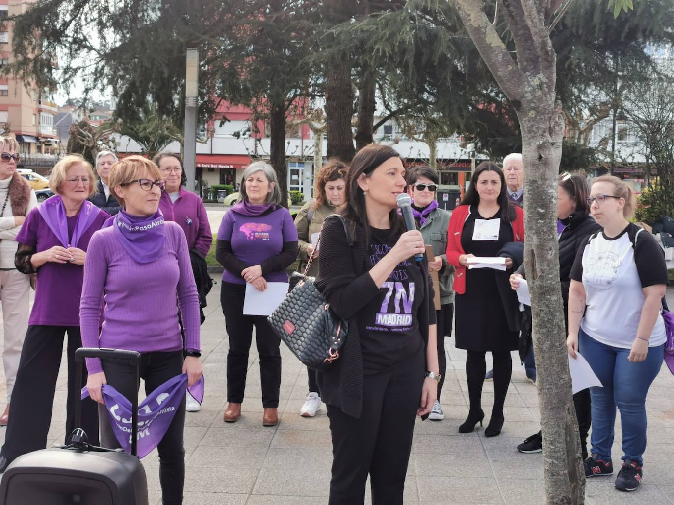 Cientos de personas han salido a las calles de Avilés este 8M para reivindicar la igualdad de derechos entre hombres y mujeres. Castrillón también ha celebrado una concentración feminista este domingo para conmemorar el Día Internacional de la Mujer. 