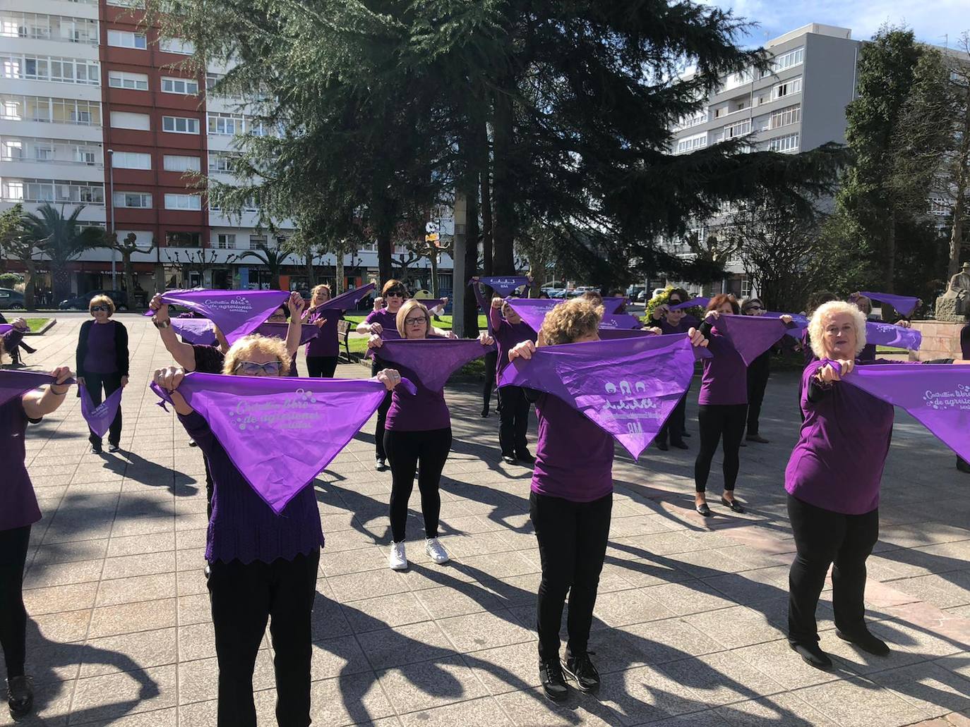 Cientos de personas han salido a las calles de Avilés este 8M para reivindicar la igualdad de derechos entre hombres y mujeres. Castrillón también ha celebrado una concentración feminista este domingo para conmemorar el Día Internacional de la Mujer. 