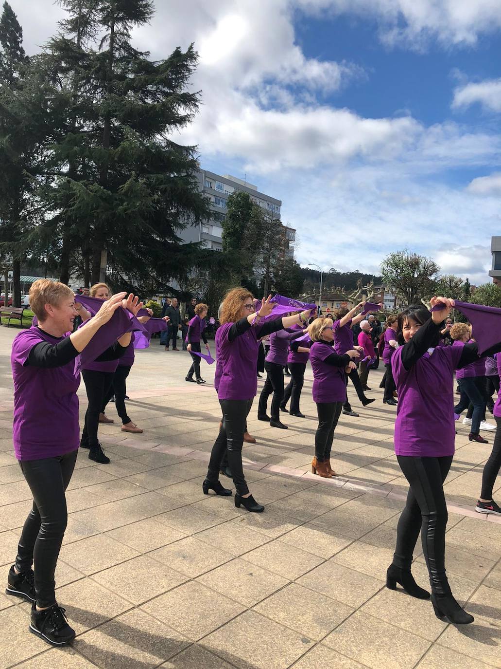 Cientos de personas han salido a las calles de Avilés este 8M para reivindicar la igualdad de derechos entre hombres y mujeres. Castrillón también ha celebrado una concentración feminista este domingo para conmemorar el Día Internacional de la Mujer. 