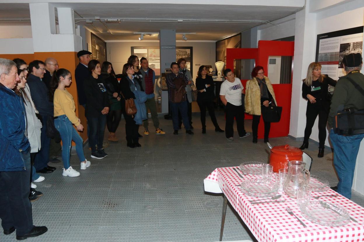 Los primeros visitantes del nuevo espacio expositivo del Pozo Sotón, dedicado a las barriadas mineras. 