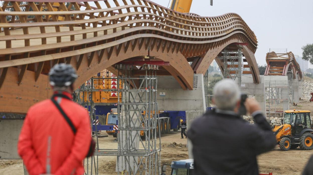 La instalación del puente despertó una gran expectación en Málaga. 