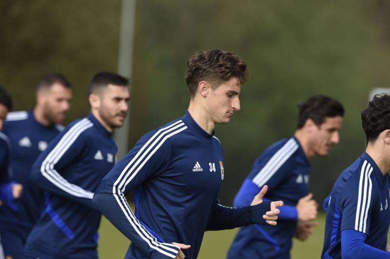 Los jugadores del Real Oviedo han entrenado este martes para preparar el próximo encuentro contra la Ponferradina en el Carlos Tartiere. 
