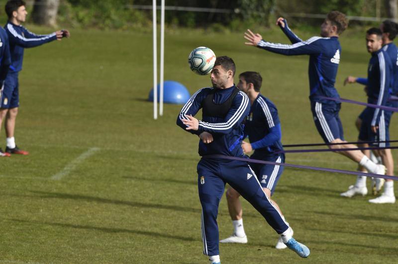 Los jugadores del Real Oviedo han entrenado este martes para preparar el próximo encuentro contra la Ponferradina en el Carlos Tartiere. 
