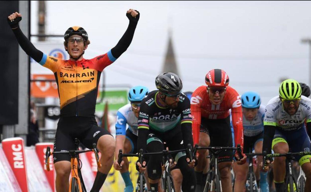 Iván Cortina, celebrando su victoria en la tercera etapa de la París-Niza. 