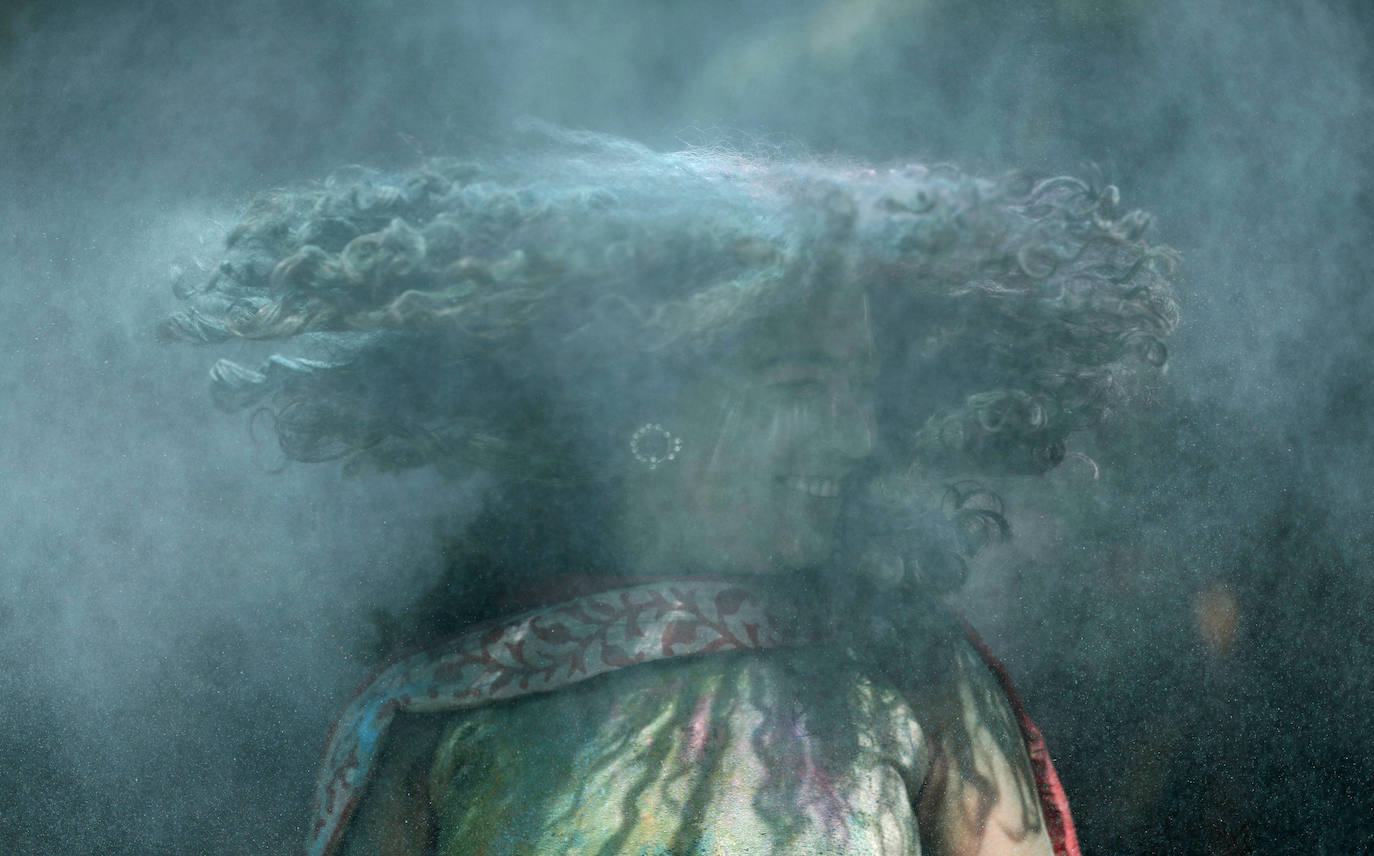 La ciudad india cumplió con el tradicional festival de color que se celebra cada primavera. Esta cita, también muy popular en Nepal, es conocida igualmente como la fiesta del amor o de los colores y, aunque se trata de una fiesta muy antigua en la cultura india, se ha extendido por otros puntos de Europa y América. 