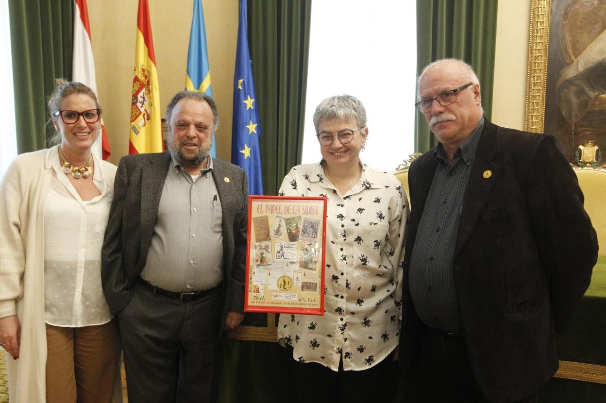 Lara Martínez, José Ramón Suárez, la alcaldesa y Raúl Moro con algunas de las etiquetas. 