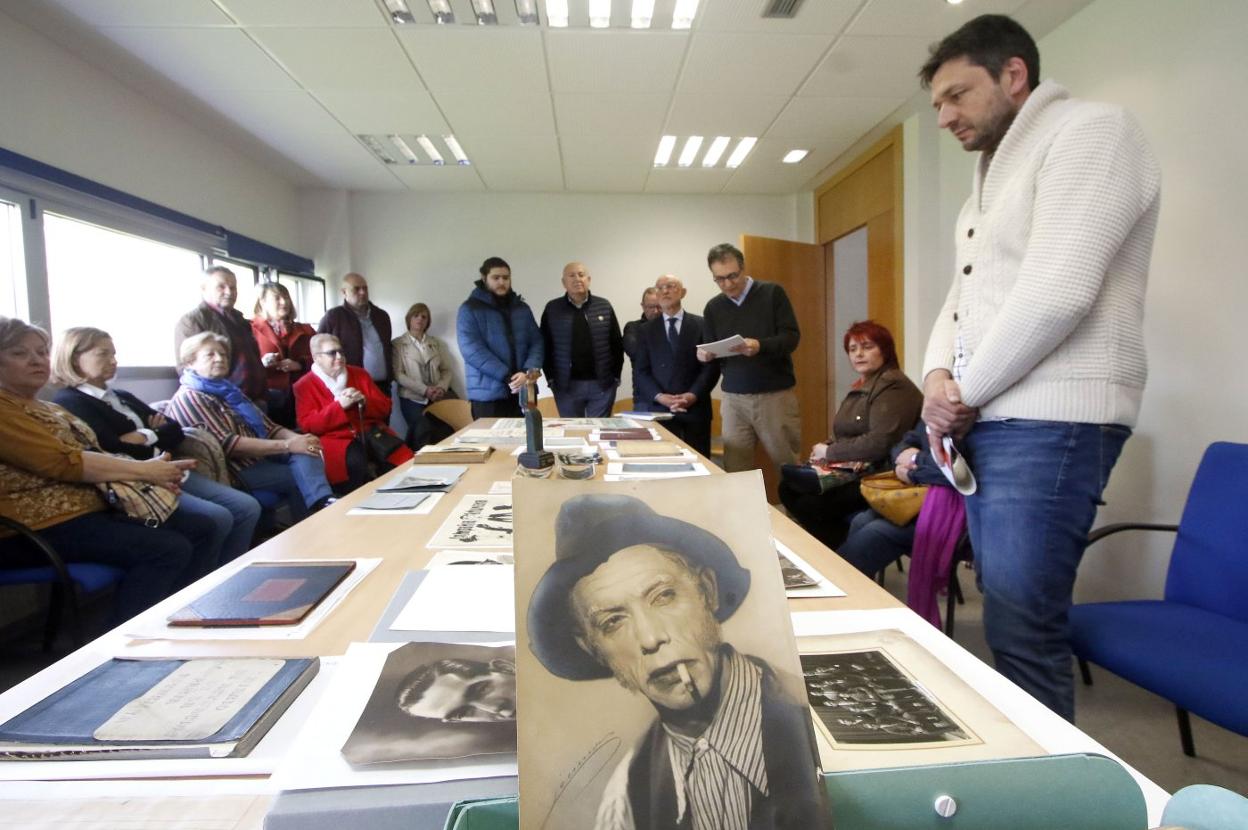 Miembros de la Companía, familiares del fundador y Alberto Ferrao, en el acto de entrega. 