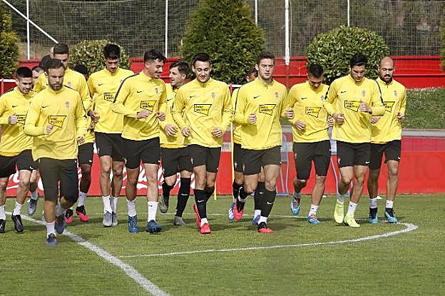 Varios futbolistas del Sporting, en un entrenamiento reciente en Mareo, realizando el calentamiento previo. 