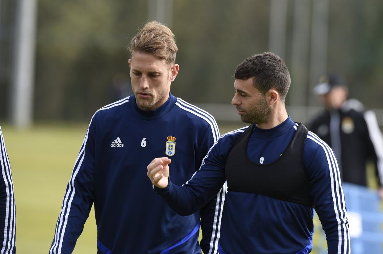 Carlos Hernández conversa con Rodri, al principio de la sesión. 