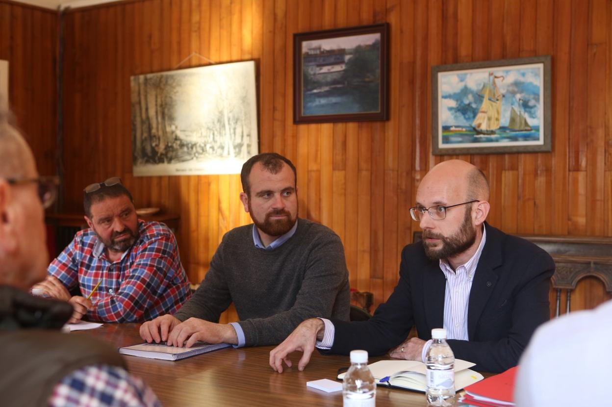Iván Aitor Lucas, junto a Iván Allende, habla con los vecinos. 