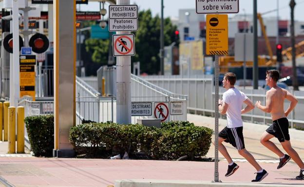 La DGT advierte de los peligros de correr entre coches