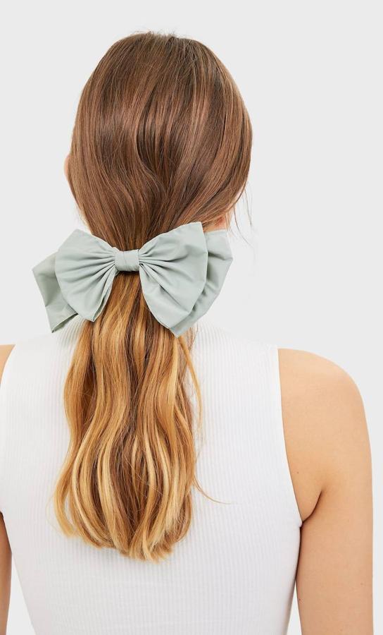 Coletero tipo lazo en color azul para el pelo de Stradivarius, 5,99 euros.