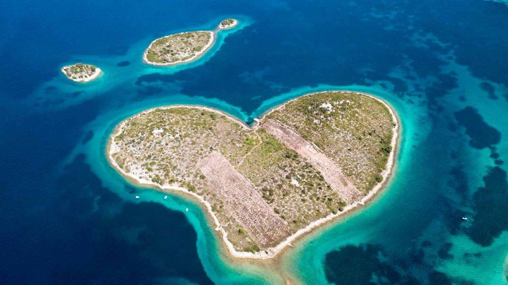 7. Isla con forma de corazón – Galešnjak, Croacia