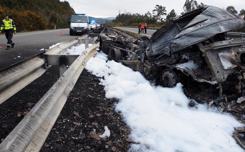 Un camionero de Tapia, que conducía un vehículo de transporte de gasoil, falleció en un accidente de tráfico ocurrido en la A-8 a la altura de Barreiros, en Lugo. A causa del choque, se produjo una explosión y un incendio.