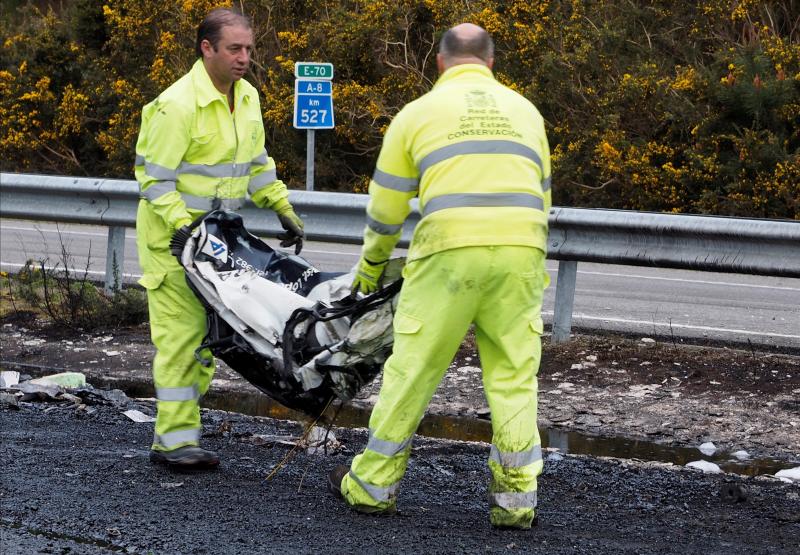 Un camionero de Tapia, que conducía un vehículo de transporte de gasoil, falleció en un accidente de tráfico ocurrido en la A-8 a la altura de Barreiros, en Lugo. A causa del choque, se produjo una explosión y un incendio.