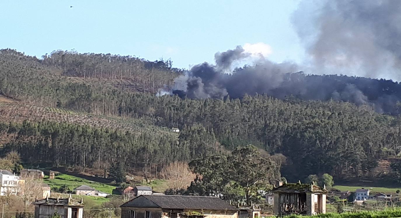 Un camionero de Tapia, que conducía un vehículo de transporte de gasoil, falleció en un accidente de tráfico ocurrido en la A-8 a la altura de Barreiros, en Lugo. A causa del choque, se produjo una explosión y un incendio.