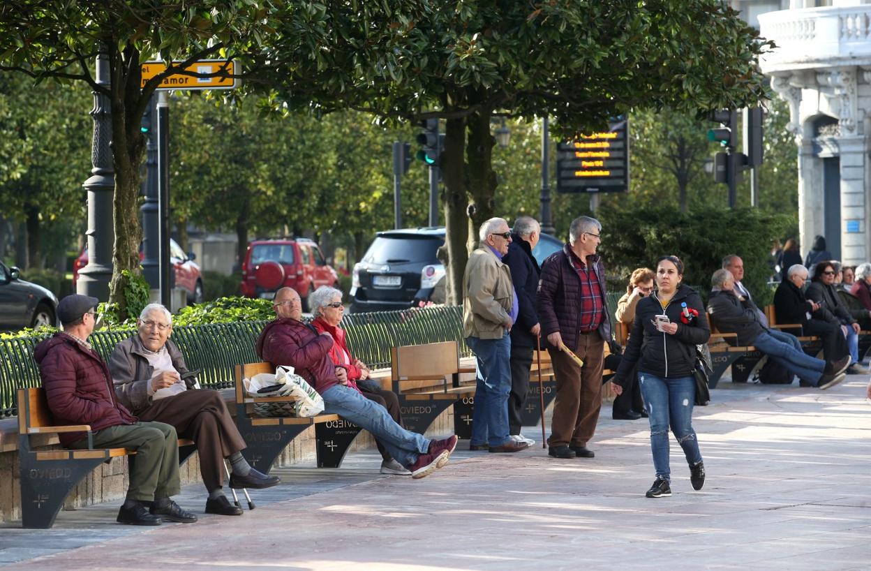 Los ovetenses estrenaron el nuevo mobiliario, más ergonómico y con el logo de Oviedo, por la tarde. 