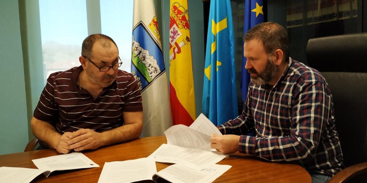 Víctor Morán y José Manuel Abeledo, durante la firma del convenio de urbanización. 