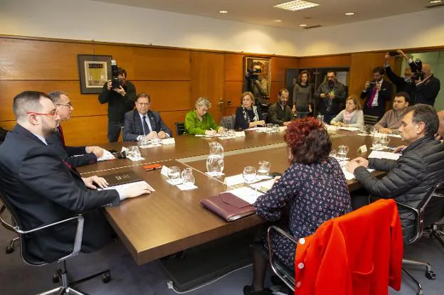 Adrián Barbón preside la reunión con la Federación de Concejos y los principales ayuntamientos de la comunidad. 