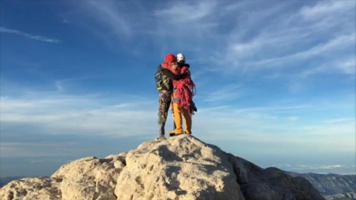 Fotograma del documental 'Orbayu. Picu Urriellu' del momento en que alcanzan la cumbre. 