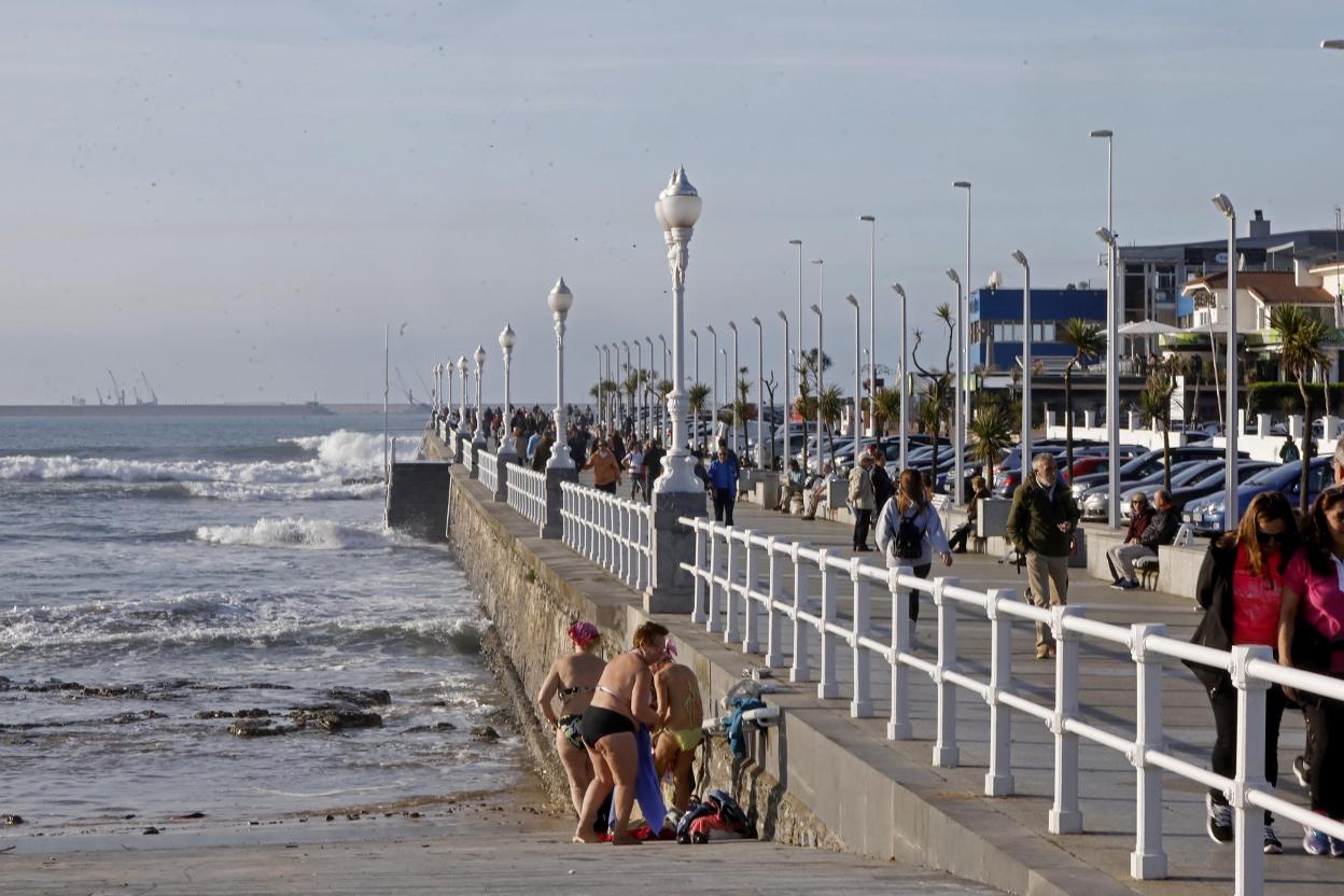 Un grupo de bañistas, en el Tostaderu, en Gijón. 