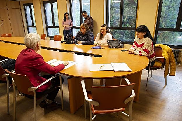 La consejera de Educación, de espaldas, con las representantes de las federaciones de padres. 