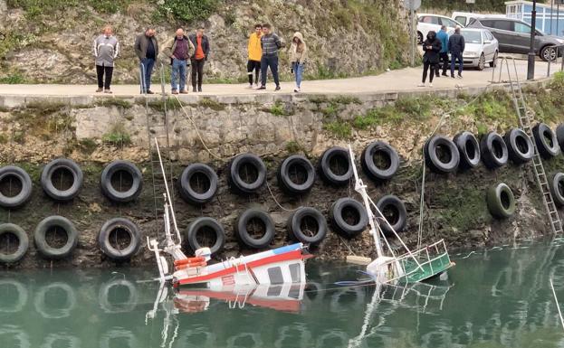 El hundimiento provocó expectación en el puerto de Llanes. 