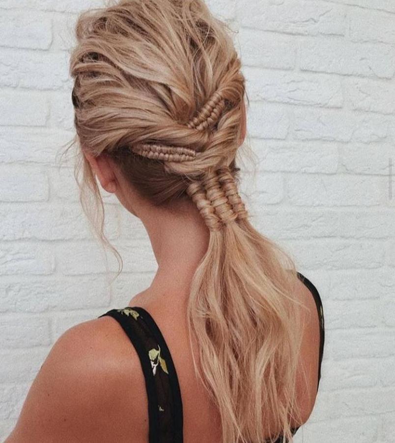 Es el peinado que más estiliza a todos los tipos de rostro, versátil, cómoda, elegante, se adapta a cualquier look y ya se posiciona como el nuevo peinado de invitada tendencia para este 2020. Así que si ya estás pensando en qué peinado lucir para tu próxima boda o evento, no tengas dudas porque la coleta es todo lo que necesitas. Y lo mejor, es que en los últimos años este peinado se ha ido renovando, dando lugar a algunas de las versiones más originales. Estas son algunas de ellas ¿Con cuál te quedas?