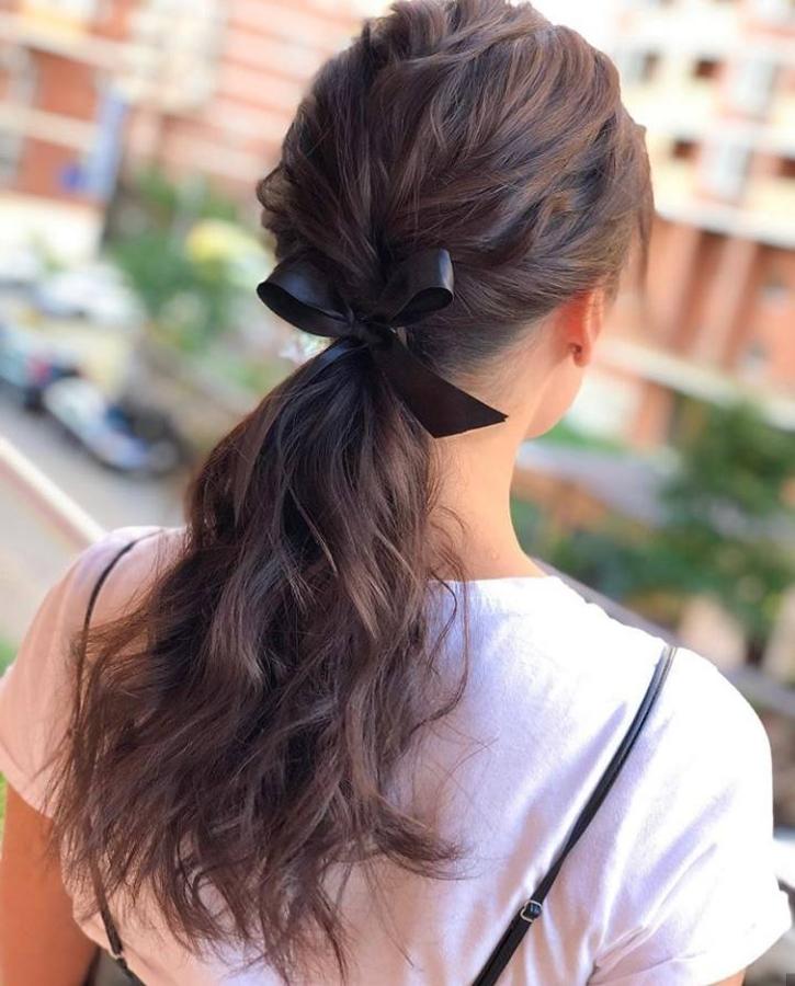 Es el peinado que más estiliza a todos los tipos de rostro, versátil, cómoda, elegante, se adapta a cualquier look y ya se posiciona como el nuevo peinado de invitada tendencia para este 2020. Así que si ya estás pensando en qué peinado lucir para tu próxima boda o evento, no tengas dudas porque la coleta es todo lo que necesitas. Y lo mejor, es que en los últimos años este peinado se ha ido renovando, dando lugar a algunas de las versiones más originales. Estas son algunas de ellas ¿Con cuál te quedas?