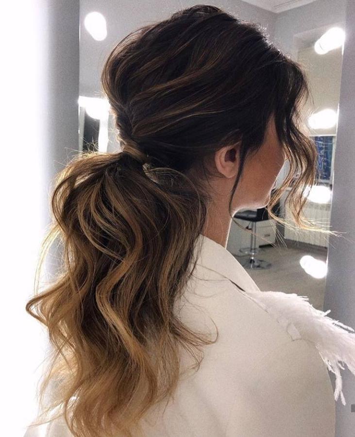 Es el peinado que más estiliza a todos los tipos de rostro, versátil, cómoda, elegante, se adapta a cualquier look y ya se posiciona como el nuevo peinado de invitada tendencia para este 2020. Así que si ya estás pensando en qué peinado lucir para tu próxima boda o evento, no tengas dudas porque la coleta es todo lo que necesitas. Y lo mejor, es que en los últimos años este peinado se ha ido renovando, dando lugar a algunas de las versiones más originales. Estas son algunas de ellas ¿Con cuál te quedas?